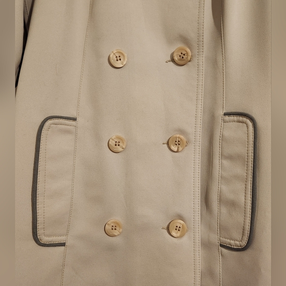 Beautiful Tailored Vintage White Trench Coat with Black Trim at Collar/Pocket - Picture 8 of 14